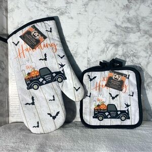 NWT Happy Haunting Halloween Themed Oven Mitt and a pair of Potholders